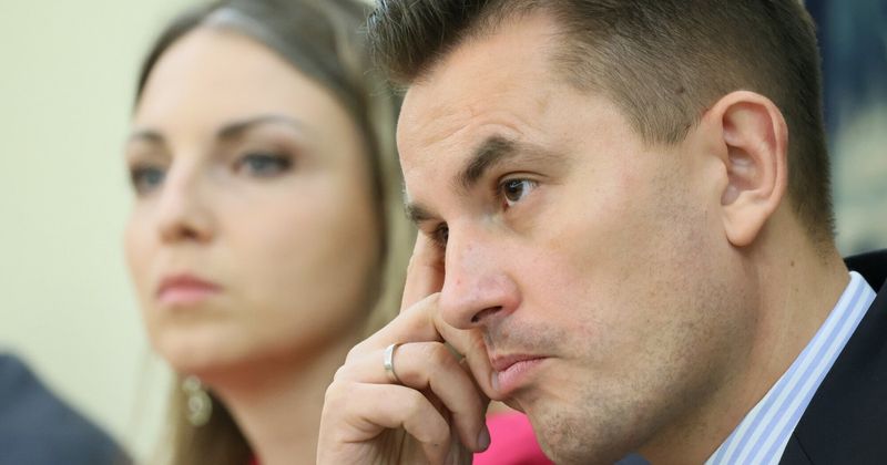 Nagrywanie zabawek dziecięcych przed domem Arkadiusza Myrchy