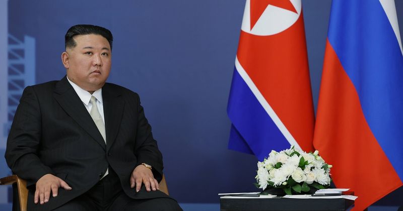 Kim Dzong Un uczestniczący w paradzie wojskowej